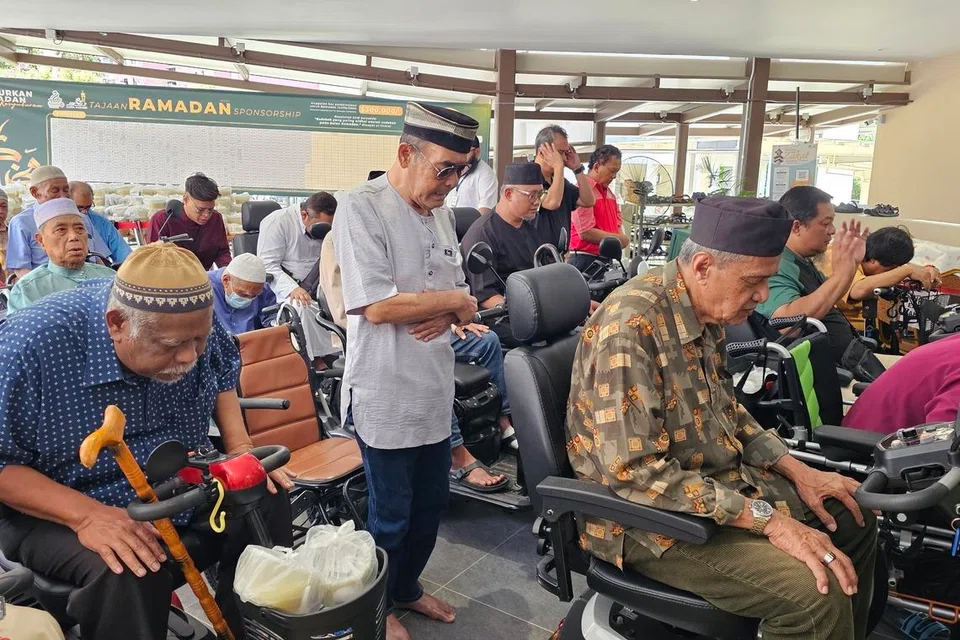 Masjid Darul Makmur, ruang ‘drive-thru’, pengguna PMA, kerusi roda, tunai solat