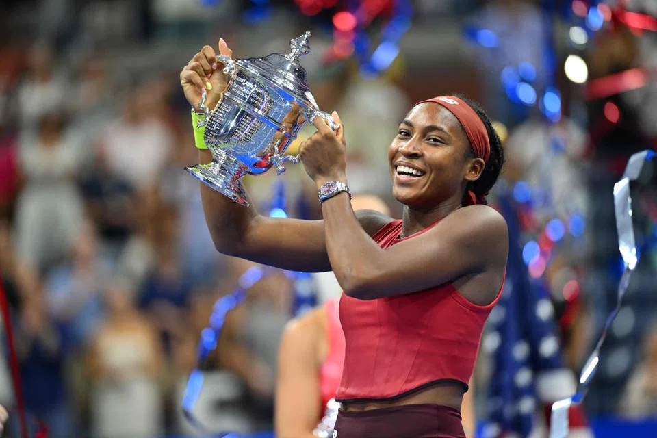 IMPIAN TERCAPAI: Coco Gauff menewaskan pemain nombor satu dunia, Sabalenka (kanan), untuk memenangi gelaran Grand Slam sulung selepas memenangi dua gelaran terbesar dalam kerjayanya setakat ini di Washington dan Cincinnati.