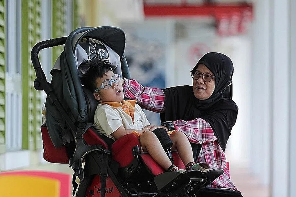 'TAKKAN SAYA NAK BUANG DIA': Cik Sakinah Hassan mengadu penat menjaga cucunya Rayyan Sukri sendirian kerana ibu bapa kanak-kanak itu di penjara sejak kelahirannya akibat kesalahan dadah. Namun, beliau terus menggagahkan dirinya kerana "dia cucu saya... takkan bila dengar dia ada palsi serebral saya nak buang dia". - Foto BH oleh GIN TAY