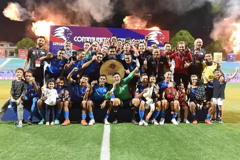 PIALA PERTAMA PEMBUKAAN MUSIM: Home United menjulang Perisai Masyarakat SPL selepas berjaya menewaskan Albirex Niigata di Stadium Jalan Besar pada 23 Februari 2019.