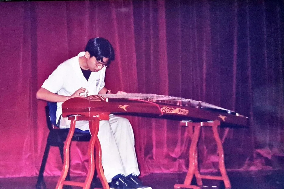 Semasa dalam orkestra Cina di politekniknya, Encik Faizal membawa pulang ‘Erhu’ – alat muzik tradisional Cina seakan biola – untuk berlatih dan bermain untuk keluarganya. Sempena Hari Raya pada 1998, beliau menerima ‘Guzheng’ pertamanya yang dihadiahkan bapa saudara, setelah beliau menyaksikan  persembahannya. 