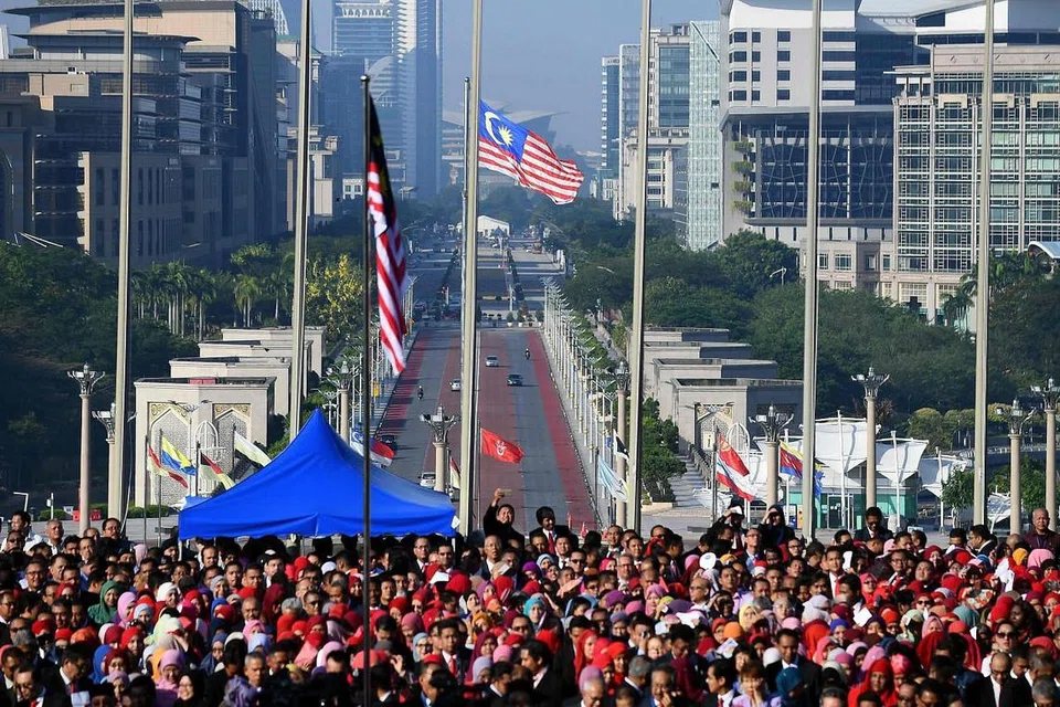 GHAIRAH MENDENGAR UCAPAN: Kakitangan awam berhimpun di Putrajaya untuk mendengar taklimat Dr Mahathir pada 21 Mei 2018. 