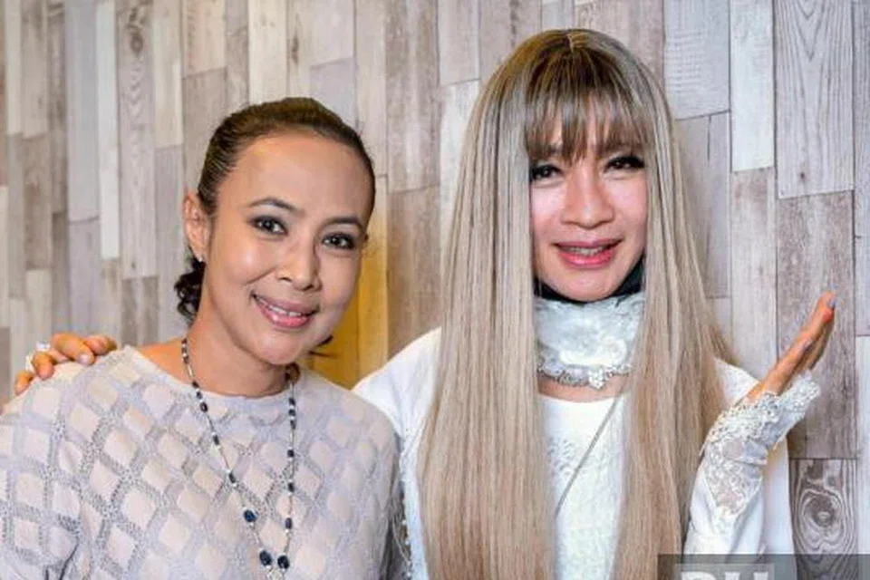 Penyanyi mapan Malaysia, Fauziah Latiff bersama pasangan duetnya, penyanyi yang menempa nama di Australia, JessC dalam lagu ‘Tak Terpisah’ yang dilancarkan pada 2 Mei. 