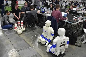 BANGUN KEUPAYAAN: Lebih 170 pasukan daripada 30 negara berkumpul di Sydney awal bulan ini bagi acara tahunan RoboCup bertujuan mempertingkatkan pembangunan kecerdasan buatan (AI). Banyak organisasi termasuk IBM yang bergantung kepada AI untuk memperkukuhkan perkongsian dan hubungan mereka merentas kawasan. - Foto AFP