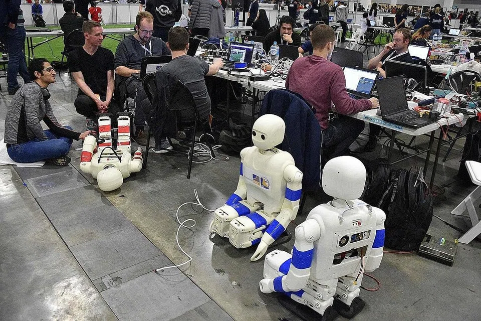 BANGUN KEUPAYAAN: Lebih 170 pasukan daripada 30 negara berkumpul di Sydney awal bulan ini bagi acara tahunan RoboCup bertujuan mempertingkatkan pembangunan kecerdasan buatan (AI). Banyak organisasi termasuk IBM yang bergantung kepada AI untuk memperkukuhkan perkongsian dan hubungan mereka merentas kawasan. - Foto AFP