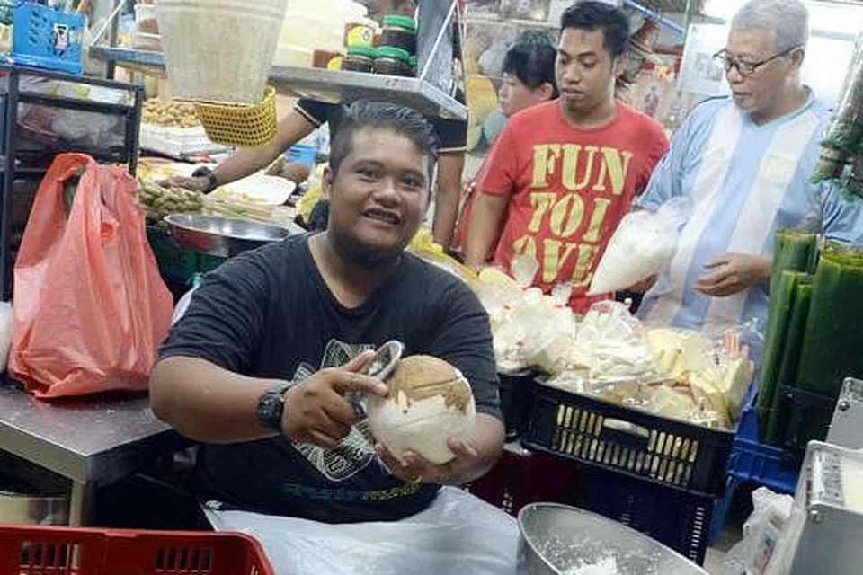 PERSIS BAZAR RAMADAN: Encik Ismail (depan) lebih suka bekerja dalam suasana kecoh di pasar basah. - Foto TAUFIK A. KADER