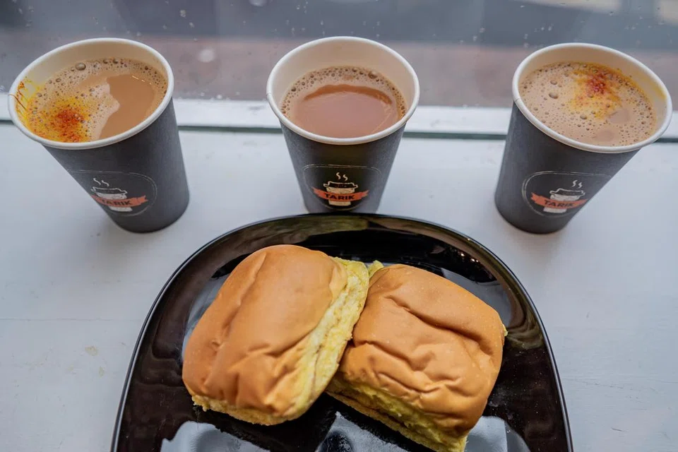 BERSUSU DAN MANIS: (Dari kiri) Teh Zaffran, Teh Tarik dan Teh Zafflia enak dinikmati dengan Roti Kahwin (roti dengan kaya dan mentega) di gerai Tarik by Ali Redha 