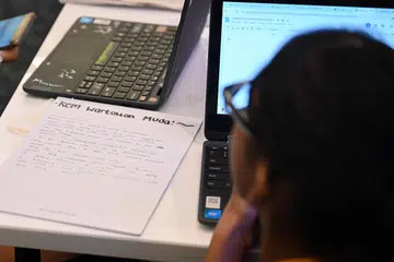 Pelajar yang menghadiri Kem Wartawan Muda tekun membuat tugasan yang mendedahkan mereka kepada dunia kewartawanan. 