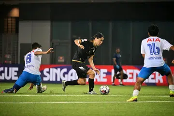 Penyerang Geylang International, Tomoyuki Doi (tengah), mendahului carta jaringan Liga Perdana Singapura (SPL) dengan 44 gol musim 2024/25. Beliau membuktikan ketajamannya selepas menjaringkan dua gol ketika kemenangan 3-2 Geylang ke atas Lion City Sailors pada 4 Mei. 