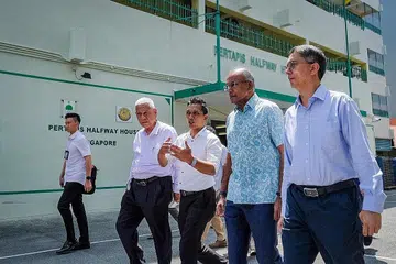 LAWAT RUMAH PERALIHAN: Semasa lawatannya ke Rumah Peralihan Pertapis, Encik K. Shanmugam (dua dari kanan), mengumumkan penubuhan Jawatankuasa Antara Kementerian (IMC) baru mengenai pencegahan dadah untuk belia. Turut bersama beliau ialah Menteri Negara (Ehwal Dalam Negeri merangkap Pembangunan Negara), Profesor Madya Dr Muhammad Faishal Ibrahim (kanan); Presiden Pertapis Encik Hussaini Abdullah (dua dari kiri); dan ketua bagi Rumah Peralihan Pertapis, Encik Sufian Salim (tiga dari kiri). - Foto BH oleh SHAFIQ APANDI