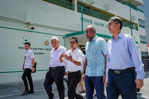 LAWAT RUMAH PERALIHAN: Semasa lawatannya ke Rumah Peralihan Pertapis, Encik K. Shanmugam (dua dari kanan), mengumumkan penubuhan Jawatankuasa Antara Kementerian (IMC) baru mengenai pencegahan dadah untuk belia. Turut bersama beliau ialah Menteri Negara (Ehwal Dalam Negeri merangkap Pembangunan Negara), Profesor Madya Dr Muhammad Faishal Ibrahim (kanan); Presiden Pertapis Encik Hussaini Abdullah (dua dari kiri); dan ketua bagi Rumah Peralihan Pertapis, Encik Sufian Salim (tiga dari kiri). - Foto BH oleh SHAFIQ APANDI