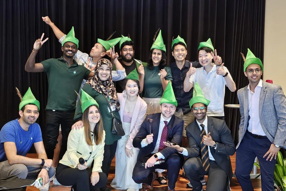 Cik Nurhani (bertudung, dua dari kiri) merupakan juga menyelaras acara Kempen Robin Hood INSEAD, menyokong usaha mengumpul dana anjuran penuntut Sarjana Pentadbiran Perniagaan (MBA) di institusi tersebut.