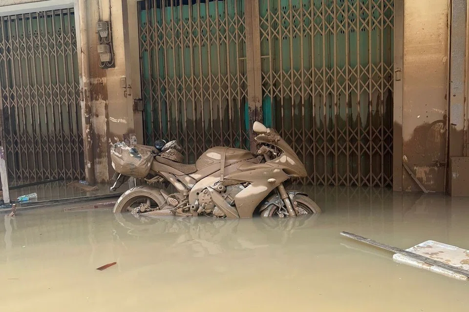 Motosikal milik Cik Ritzsya Remona Putri Samsudin Ali dan suaminya, Encik Daniel Cheng, rosak kerana banjir.