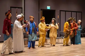‘Bangsawan Kencana Sakti’ bakal memaparkan barisan pelakon bangsawan mapan seperti Zainal Mohd (empat dari kiri) dan Mahyonis Mahfuz (empat dari kanan) serta pelakon baru seperti Haziq Halim (tiga dari kanan).