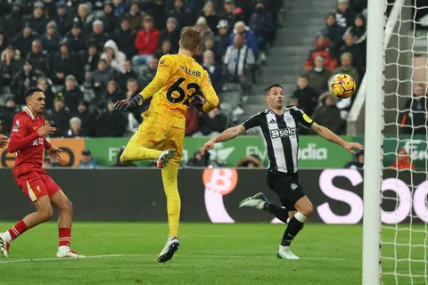 Pemain pertahanan Newcastle, Fabian Schar (kanan), menjaringkan gol penyamaan lewat perlawanan menentang Liverpool pada 5 Disember. Perlawanan berakhir 3-3. 
