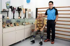 CUBA BERDIKARI: Encik Mohamad Hasri (kiri) berusaha memasarkan produk prostetik syarikat milik Encik Desmond Lim (kanan) yang turut membuka cawangannya di Johor Bahru.- Foto BH oleh GIN TAY