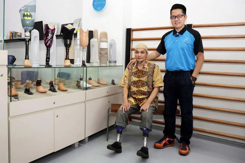 CUBA BERDIKARI: Encik Mohamad Hasri (kiri) berusaha memasarkan produk prostetik syarikat milik Encik Desmond Lim (kanan) yang turut membuka cawangannya di Johor Bahru.- Foto BH oleh GIN TAY