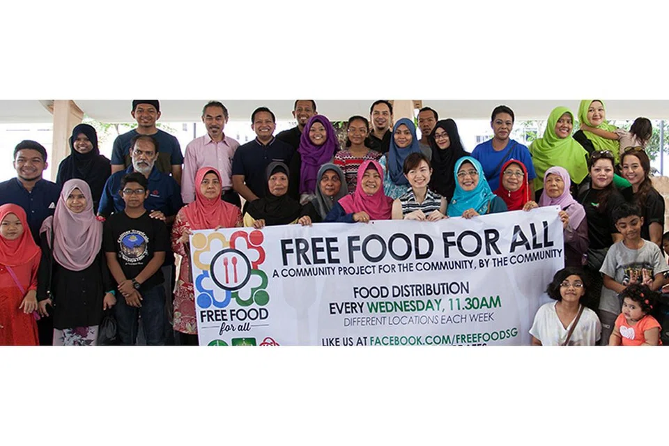 MAKANAN UNTUK SEMUA (YANG MEMERLUKAN): Sebahagian sukarelawan dan penyokong khidmat FFA yang diasaskan oleh Encik Nizar. - Foto LAMAN FFA