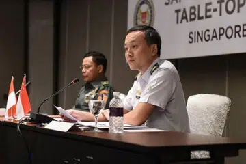 BG Tan (kanan) berkata walau unit pertempuran SAF ditugas untuk mengekalkan keberkesanan operasi dalam mempertahankan negara, mereka juga perlu mengamakan piawaian keselamatan yang tinggi. 