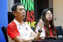 PERSOAL TINDAKAN FAS: Chris Chan (kiri) mengkritik keputusan Persatuan Bola Sepak Singapura (FAS) untuk mendedahkan identiti sembilan pemainnya yang melanggar batasan waktu sewaktu Sukan SEA di Filipina baru-baru ini. - Foto ZAOBAO