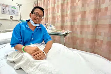 JALANI PEMULIHAN: Sungguhpun bahagian kiri badannya masih kebas akibat serangan angin ahmar semasa bercuti di Poland, otot-otot seperti di tangan kiri Encik Norhisam Buang kian beransur pulih dan bertambah kuat. 