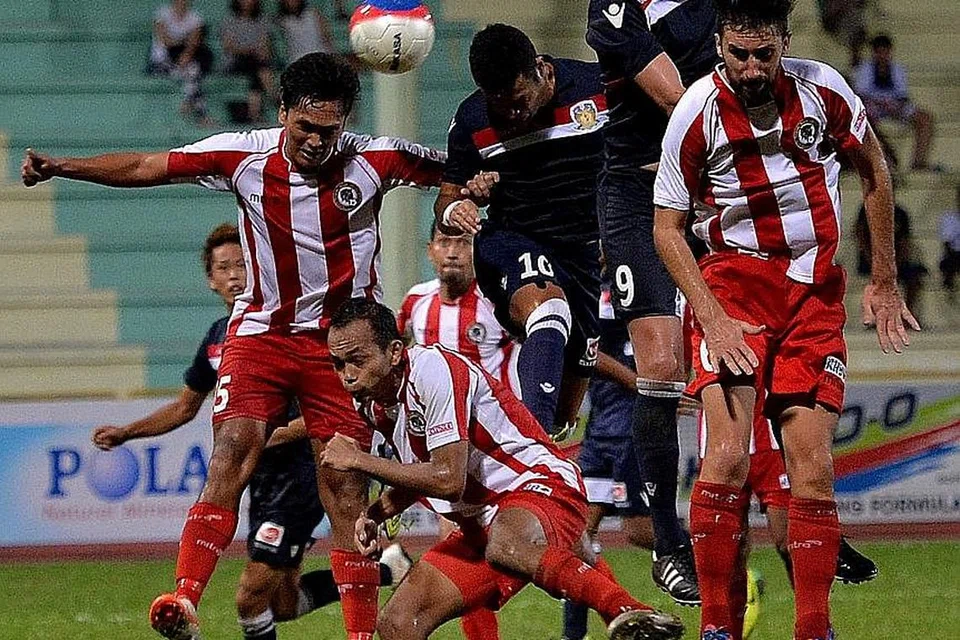 KEMBALI BERSAING: Kali terakhir pasukan Tanjong Pagar United (berbaju belang merah putih semasa menentang Hougang United) tampil dalam Liga-S ialah pada 2014, sebelum liga ini dijenamakan semula kepada Liga Perdana Singapura (SPL) pada 2018. - Foto fail