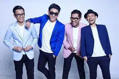 TINGGAL KENANGAN: Penyanyi utama kumpulan dari Indonesia, Seventeen, Ifan (dua dari kiri) kini tinggal sendiri apabila tsunami yang melanda Selat Sunda ketika mereka sedang beraksi di pentas berlatarkan laut Sabtu lalu meragut nyawa kesemua anggotanya iaitu (dari kiri) Bani (pemain bes), Andi (dram) dan Herman (gitar). Turut terkorban ialah isteri Ifan iaitu Dylan Sahara, pengurus kumpulan, Oki Wijaya serta seorang kru iaitu Ujang. - Foto INSTAGRAM SEVENTEEN
