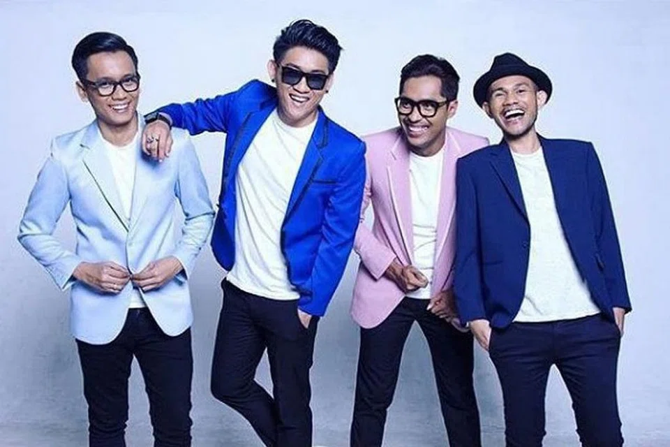 TINGGAL KENANGAN: Penyanyi utama kumpulan dari Indonesia, Seventeen, Ifan (dua dari kiri) kini tinggal sendiri apabila tsunami yang melanda Selat Sunda ketika mereka sedang beraksi di pentas berlatarkan laut Sabtu lalu meragut nyawa kesemua anggotanya iaitu (dari kiri) Bani (pemain bes), Andi (dram) dan Herman (gitar). Turut terkorban ialah isteri Ifan iaitu Dylan Sahara, pengurus kumpulan, Oki Wijaya serta seorang kru iaitu Ujang. - Foto INSTAGRAM SEVENTEEN