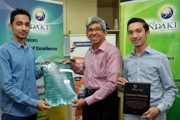 MENANG PERTANDINGAN PROJEK SOSIAL: Dr Yaacob (tengah) memuji usaha Encik Aslam (kiri) dan Encik Haziq yang berjaya menangi fellowship bagi projek sosial yang mereka bentangkan di New York, Amerika Syarikat, baru-baru ini. - Foto M.O. SALLEH