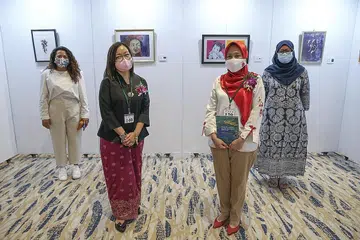 WARNA-WARNI ILHAM PELUKIS WANITA: Cik Rahayu Mahzam (tiga dari kiri) bersama barisan pelukis wanita Singapura yang menjayakan pameran Voices & Visions, (dari kiri) Cik Noor Ezan Khatib, Cik Masturah Sha'ari dan Cik Nor Asyikin Buang. - Foto BH oleh YONG LI XUAN