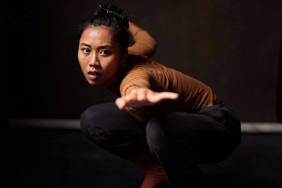 GIGIH TEBAR BAKAT SENI: Anak Melayu yang berpangkalan di Britain, Cik Zunnur Zhafirah Sazali, bersyukur dapat kembali ke Singapura sempena pesta da:ns Esplanade bulan depan bagi menjayakan taridra Grand Finale bersama kumpulan seni tari mapan dari United Kingdom, Hofesh Shechter. - Foto INSTAGRAM ZUNNUR ZHAFIRAH SAZALI