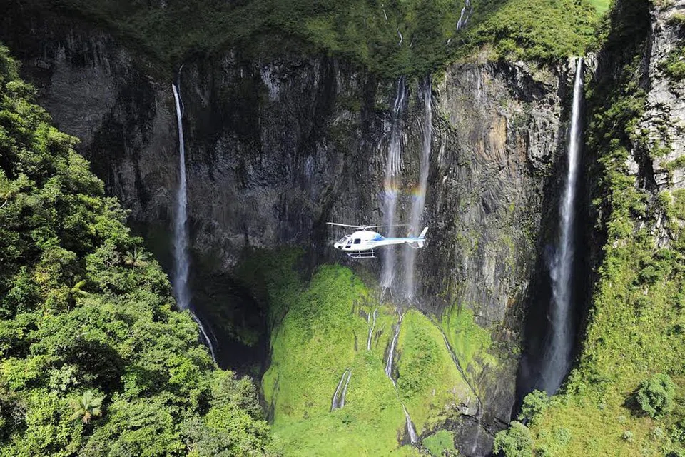 KEINDAHAN ALAM SEMULA JADI: Kehijauan dan air terjun berpadu di Pulau Reunion. - Foto SERGE GELABERT 