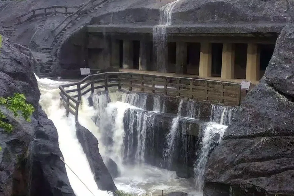 SENI BINA TERSENDIRI: Gua Kanheri ini secara sendiri mempunyai seni bina batu yang indah.