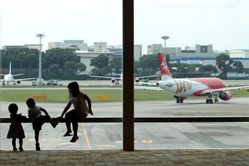 GHAIRAH: Kanak-kanak dirakam sedang bermain di galeri Lapangan Terbang Changi. Melancong dengan kanak-kanak memerlukan persiapan awal lagi rapi. - Foto fail