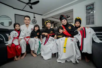 Dr Zulkarnain Ab Hamid (dua dari kiri) dan Cik Shazana Ibrahim (dua dari kanan) bersama anak-anak mereka (dari kiri) Nur ‘Inayah Shifa, Nur Ilaanah Shayista, Muhammad ‘Ilman Shafi, Nur ‘Izzah Shauraa dan Nur Imaani Shafina. Empat anak mereka mengikuti latihan taekwondo dan silat manakala yang bongsu akan memulakan latihan setelah mencapai umur tiga tahun. 