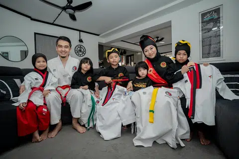 Dr Zulkarnain Ab Hamid (dua dari kiri) dan Cik Shazana Ibrahim (dua dari kanan) bersama anak-anak mereka (dari kiri) Nur ‘Inayah Shifa, Nur Ilaanah Shayista, Muhammad ‘Ilman Shafi, Nur ‘Izzah Shauraa dan Nur Imaani Shafina. Empat anak mereka mengikuti latihan taekwondo dan silat manakala yang bongsu akan memulakan latihan setelah mencapai umur tiga tahun. 