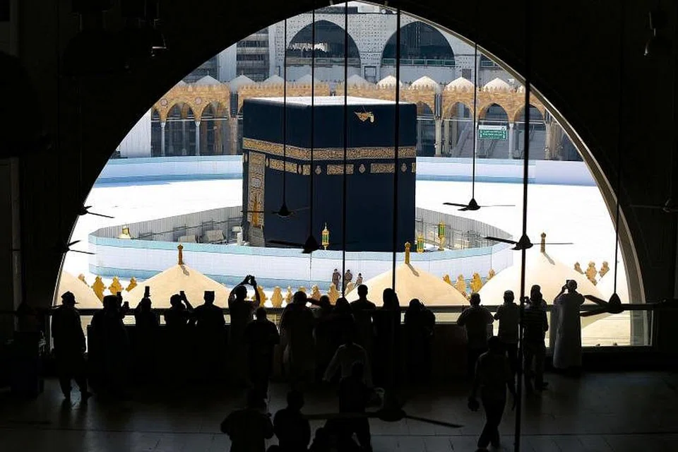 Jemaah mengambil gambar Kaabah dari dalam Masjidil Haram pada 6 Mac 2020, sehari selepas pihak Saudi menutup kawasan masjid itu bagi kerja pembersihan. 