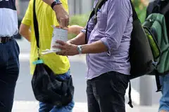 KUMPUL DERMA: Buat masa ini, semua pengumpulan derma rumah ke rumah atau di jalanan, termasuk yang dilakukan bagi pengumpulan dana amal, memerlukan lesen daripada Polis atau permit daripada Majlis Khidmat Sosial Kebangsaan (NCSS).