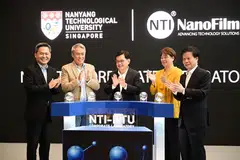 LANCAR MAKMAL NANOTEKNOLOGI: (Dari kiri) Ketua Eksekutif Kumpulan Nanofilm, Encik Gary Ho; Pengasas dan Pengerusi Eksekutif Nanofilm, Dr Shi Xu; Encik Heng; Pengerusi Lembaga Pengarah NTU, Cik Goh Swee Chen; dan Naib Presiden (Industri) NTU, Profesor Lam Khin Yong, semasa pelancaran rasmi makmal korporat di NTU. 