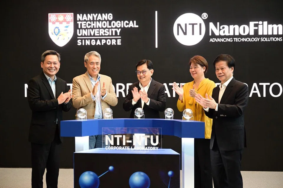 LANCAR MAKMAL NANOTEKNOLOGI: (Dari kiri) Ketua Eksekutif Kumpulan Nanofilm, Encik Gary Ho; Pengasas dan Pengerusi Eksekutif Nanofilm, Dr Shi Xu; Encik Heng; Pengerusi Lembaga Pengarah NTU, Cik Goh Swee Chen; dan Naib Presiden (Industri) NTU, Profesor Lam Khin Yong, semasa pelancaran rasmi makmal korporat di NTU. 