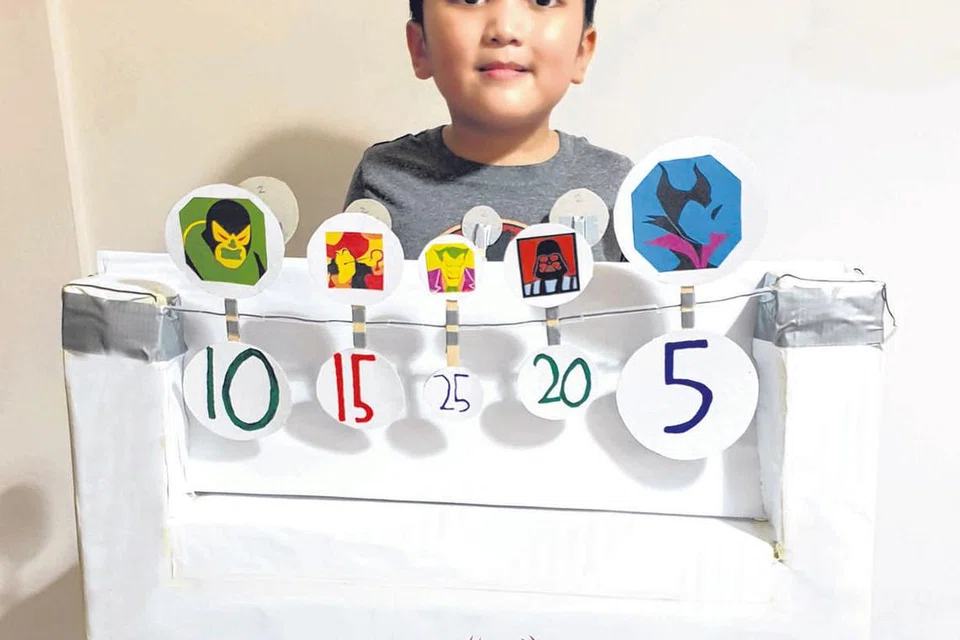 INGIN MENJADI SUPERHERO: Sebagai peminat besar superhero Spiderman, Azeem mencipta permainan bernama Spider-man Shooter, yang membolehkannya menembak sasaran dari tangannya dengan peluru. - Foto PUSAT SAINS SINGAPURA