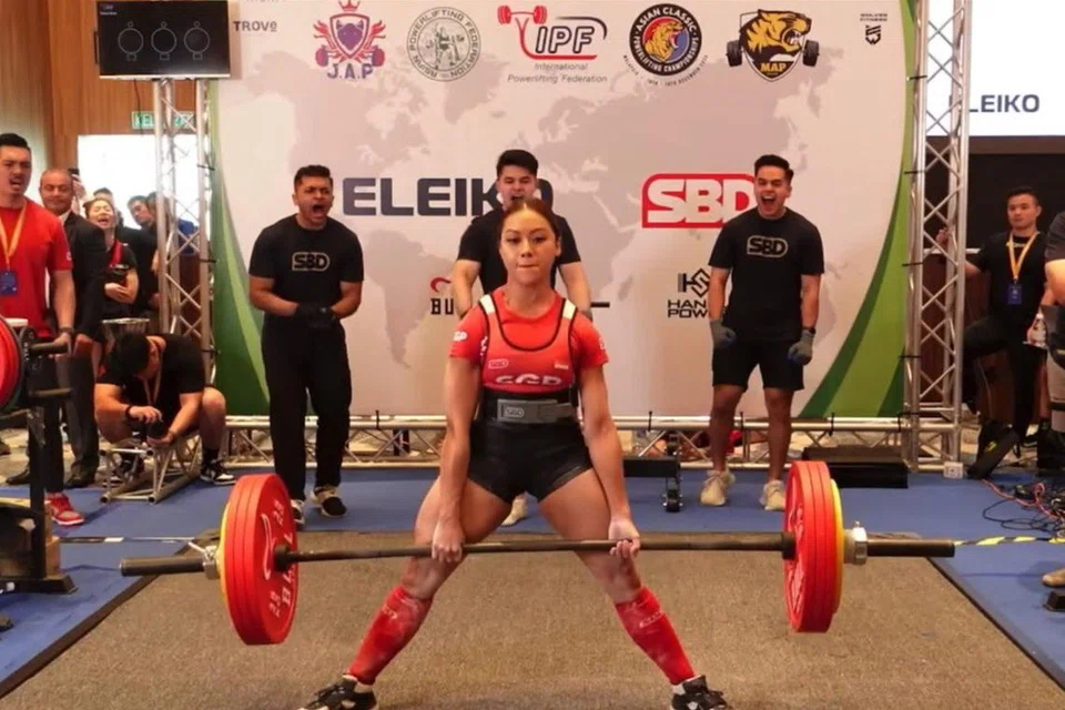 CIPTA SEJARAH: Atlet ‘powerlifting’ Singapura, Farhanna Farid, mencatatkan rekod dunia baru, 208 kilogram, untuk acara ‘deadlift’ atau angkat biasa bagi kategori Terbuka Wanita Bawah 52 Kilogram di Kejohanan ‘Powerlifting’ Klasik Asia 2023 di Johor Bahru, Malaysia, pada 15 Disember.