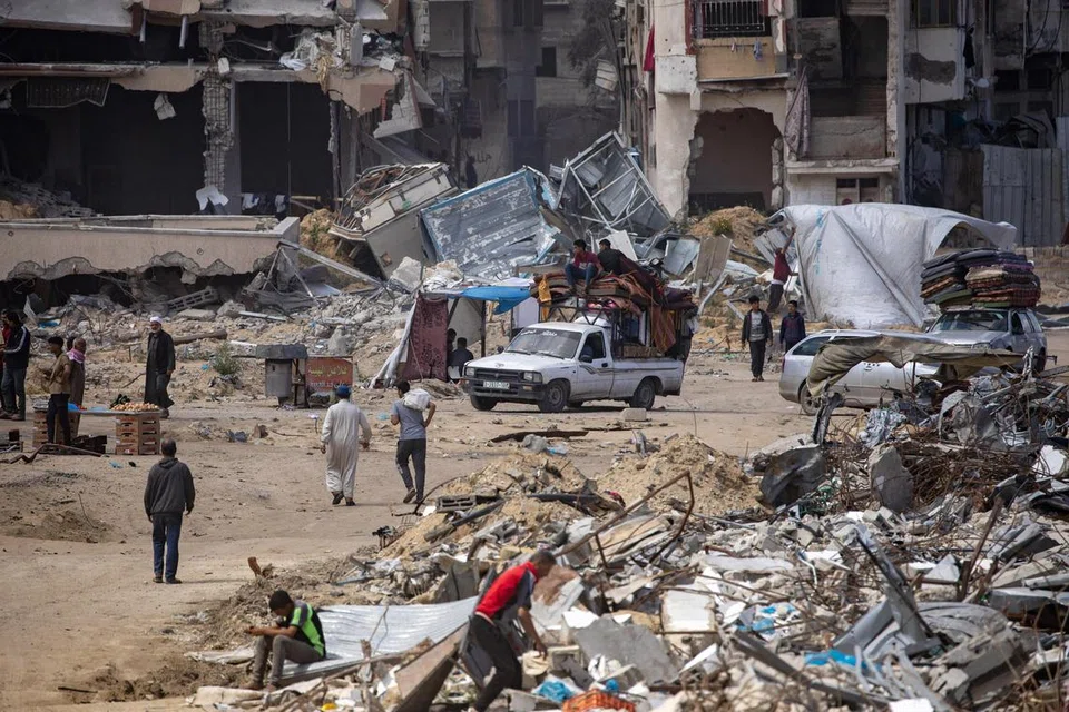 Penduduk Palestin mendirikan khemah di sekitar kawasan rumah mereka yang telah musnah, selepas tentera Israel mengarahkan mereka keluar dari Rafah menjelang serangan yang bakal dilancarkan pada 7 Mei.