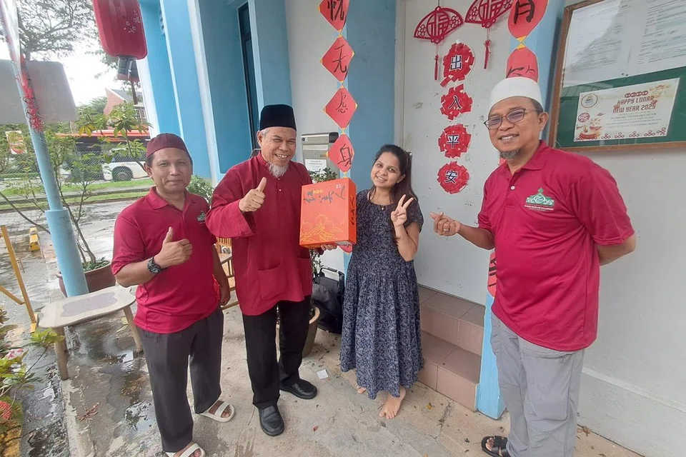 Pengerusi Eksekutif Kanan Masjid Hussain Sulaiman, Ustaz Mohamed Ali Atan (dua dari kiri), memberi limau kepada pengarah pusat pendidikan, House on the Hill Montessori School, Cik Manisha Kaur (dua dari kanan), sempena Tahun Baru Cina.