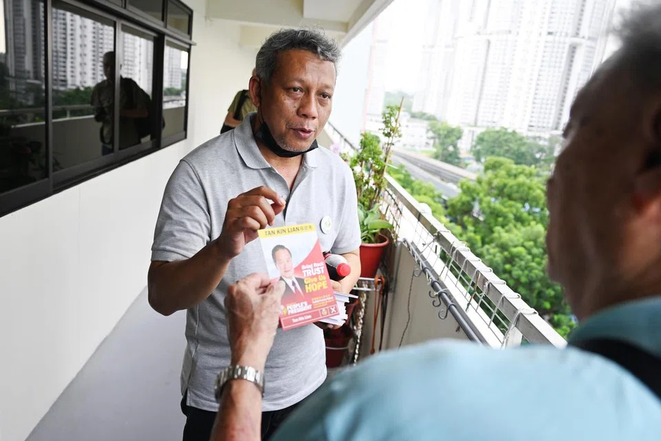 EDAR RISALAH: Encik Azhar Ahmad, salah seorang sukarelawan bagi kempen calon Presiden, Encik Tan Kin Lian, memberi risalah di Stirling Road.