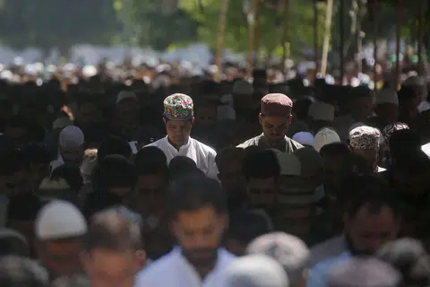 Pemandangan sesi solat berjemaah di sebuah daerah di India.