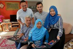 KEJAYAAN TIGA DALAM SATU: Encik Mohd Zakee Chemat (duduk, kiri) dan Cik Latifah Ahmad (duduk, kanan) dilambung kegembiraan berganda kerana ketiga-tiga anak mereka - (dari kiri) Encik Muhammad Hafiz, Encik Muhammad Hairul Izwan dan Cik Siti Nur Amira - berjaya merangkul ijazah sarjana muda daripada Universiti Teknologi Nanyang (NTU) serentak tahun ini. - Foto TUKIMAN WARJI