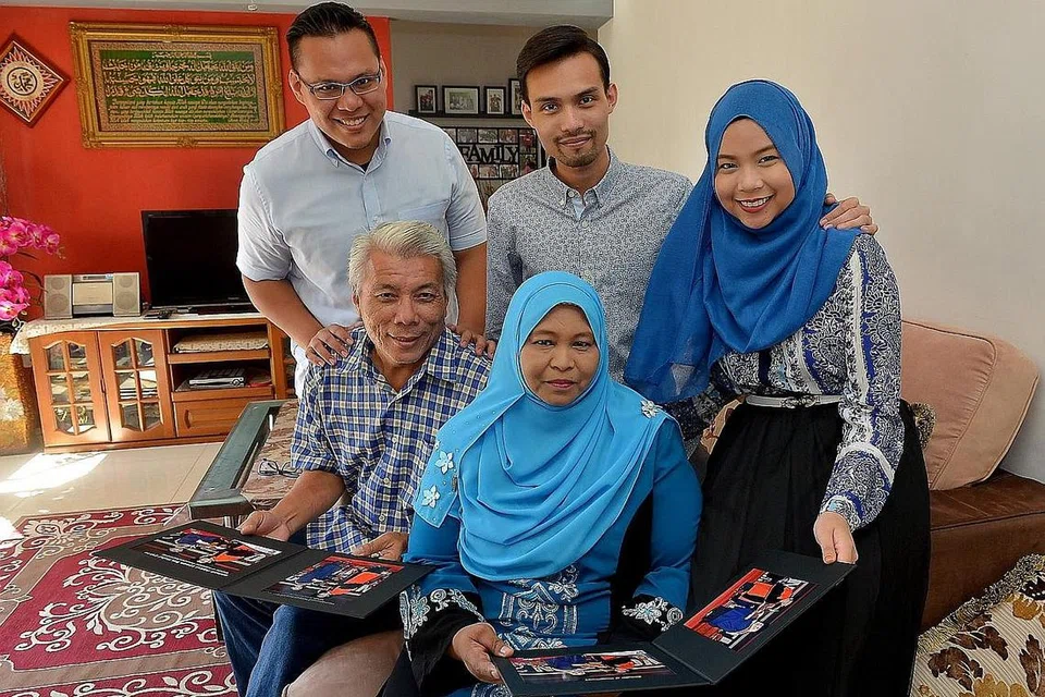 KEJAYAAN TIGA DALAM SATU: Encik Mohd Zakee Chemat (duduk, kiri) dan Cik Latifah Ahmad (duduk, kanan) dilambung kegembiraan berganda kerana ketiga-tiga anak mereka - (dari kiri) Encik Muhammad Hafiz, Encik Muhammad Hairul Izwan dan Cik Siti Nur Amira - berjaya merangkul ijazah sarjana muda daripada Universiti Teknologi Nanyang (NTU) serentak tahun ini. - Foto TUKIMAN WARJI