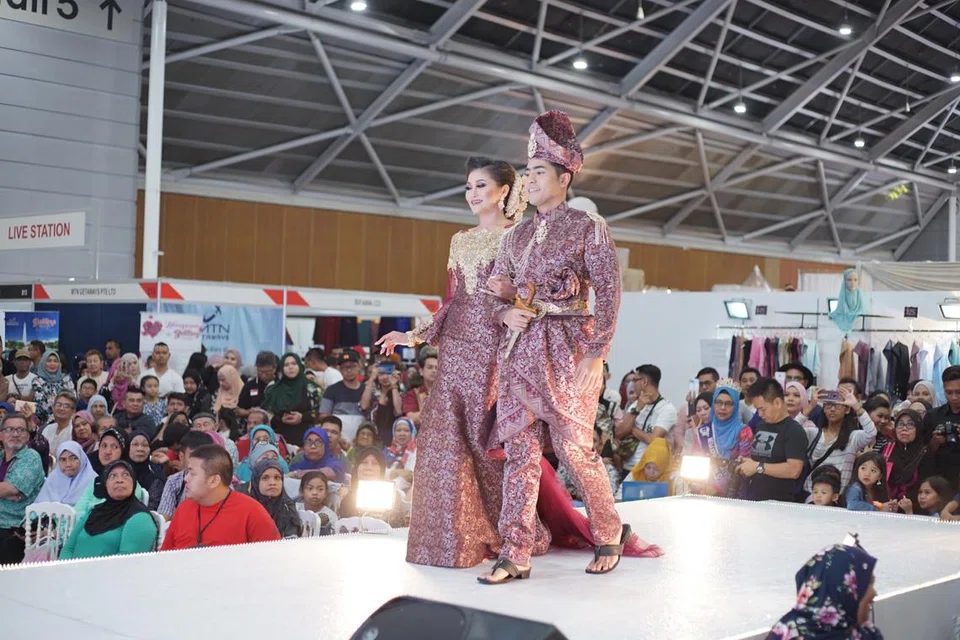 BERMACAM PILIHAN: Bermacam reka bentuk pakaian pengantin akan diperagakan untuk menjadi santapan mata para pengunjung, sekaligus boleh dijadikan inspirasi kepada bakal-bakal pengantin, di acara anjuran MegaExpress International.  