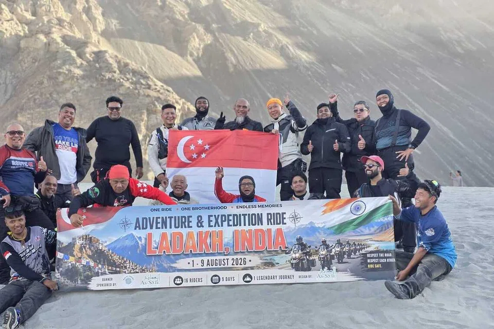 Mereka juga akan menyebut slogan seperti ‘One People, One Nation, One Singapore’ di setiap puncak Himalaya ketika mengibarkan bendera.